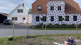 Tour de France i Sønderjylland - I Diernæs møder rytterne huset med den prikkede facade.