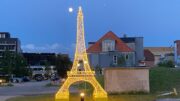Aabenraas nye vartegn - et lysende Eiffeltårn, der hilser på Tour de France-rytterne og gør aftenturen lidt mere spændende. Foto: Erik Egvad Petersen - www.sydnyt.dk