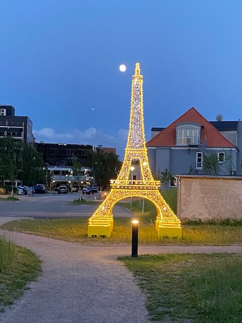 Aabenraas nye vartegn - et lysende Eiffeltårn, der hilser på Tour de France-rytterne og gør aftenturen lidt mere spændende. Foto: Erik Egvad Petersen - www.sydnyt.dk