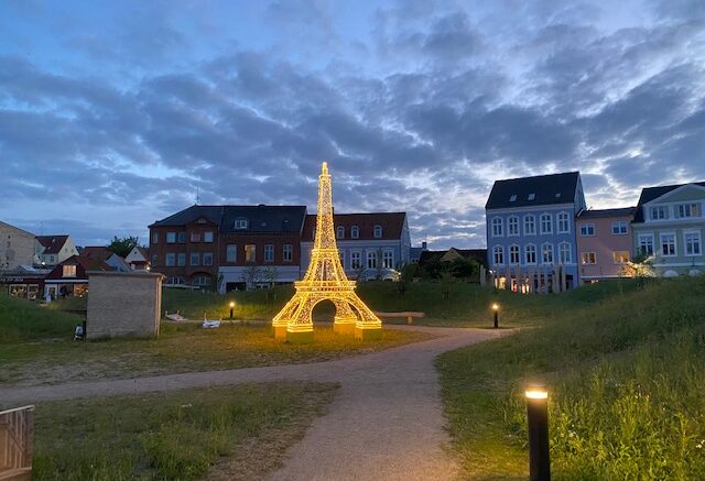 Aabenraas nye vartegn - et lysende Eiffeltårn, der hilser på Tour de France-rytterne og gør aftenturen lidt mere spændende. Foto: Erik Egvad Petersen - www.sydnyt.dk