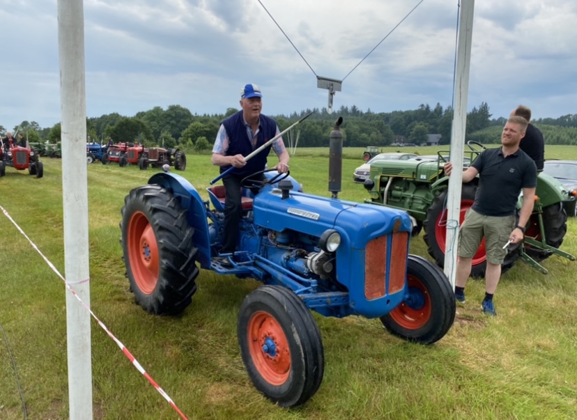 Traktor-ringridning fredag aften i Hellevad. Det blev igen en stor succes med godt 25 prægtige veterantraktorer og deres "ryttere". Foto/video: Erik Egvad Petersen - www.sydnyt.dk