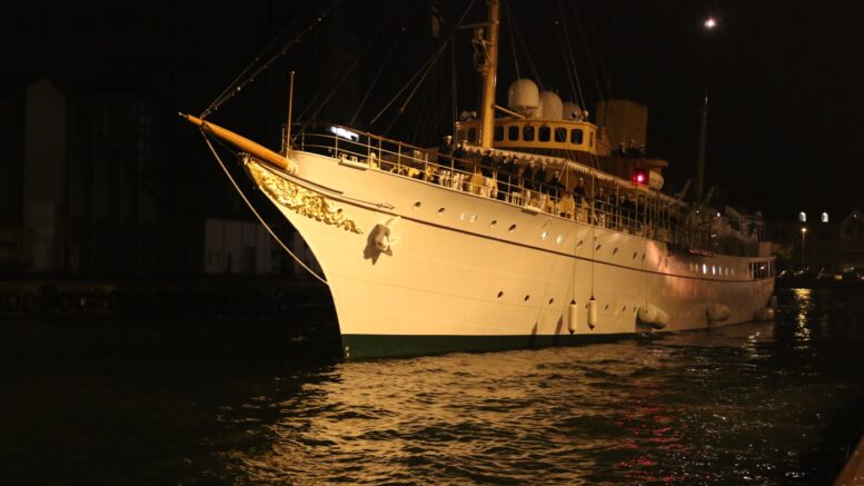 Mandag 18. juli ankommer H.M. Dronningen med Kongeskibet Dannebrog til Aabenraa Havn, hvor der er officiel modtagelse klokken 10. Her vil der stå en modtagelseskomité bestående af Aabenraa Kommunes borgmester, Jan Riber Jakobsen, samt inviterede officielle repræsentanter fra det syd- og sønderjyske område. Arkivfoto: Erik Egvad Petersen - www.sydnyt.dk