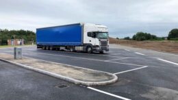 Mandag den 27. juni åbnede de 17 nye parkeringspladser til lastbiler på rasteplads Øster Løgum Vest. Foto: Vejdirektoratet.