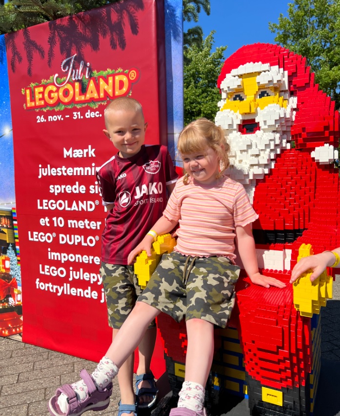 Forleden åbnede LEGOLAND med en helt særlig overraskelse i ærmet. Da porten gik op, blev gæsterne mødt af juletræer, duften af brændte mandler, julemusik og kunstig sne – alt sammen for at markere nyheden om, at LEGOLAND åbner parken til jul fra den 26. november. Pressefoto - Legoland