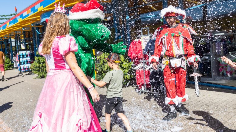 Forleden åbnede LEGOLAND med en helt særlig overraskelse i ærmet. Da porten gik op, blev gæsterne mødt af juletræer, duften af brændte mandler, julemusik og kunstig sne – alt sammen for at markere nyheden om, at LEGOLAND åbner parken til jul fra den 26. november. Pressefoto - Legoland