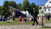 HKH Prinsesse Benedikte fik en herlig oplevelse i parken på Brundlund Slot i dag med masser af musik. Foto: Bent Schulz/Marskfotografen
