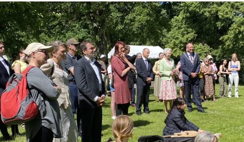 HKH Prinsesse Benedikte fik en herlig oplevelse i parken på Brundlund Slot i dag med masser af musik. Foto: Bent Schulz/Marskfotografen