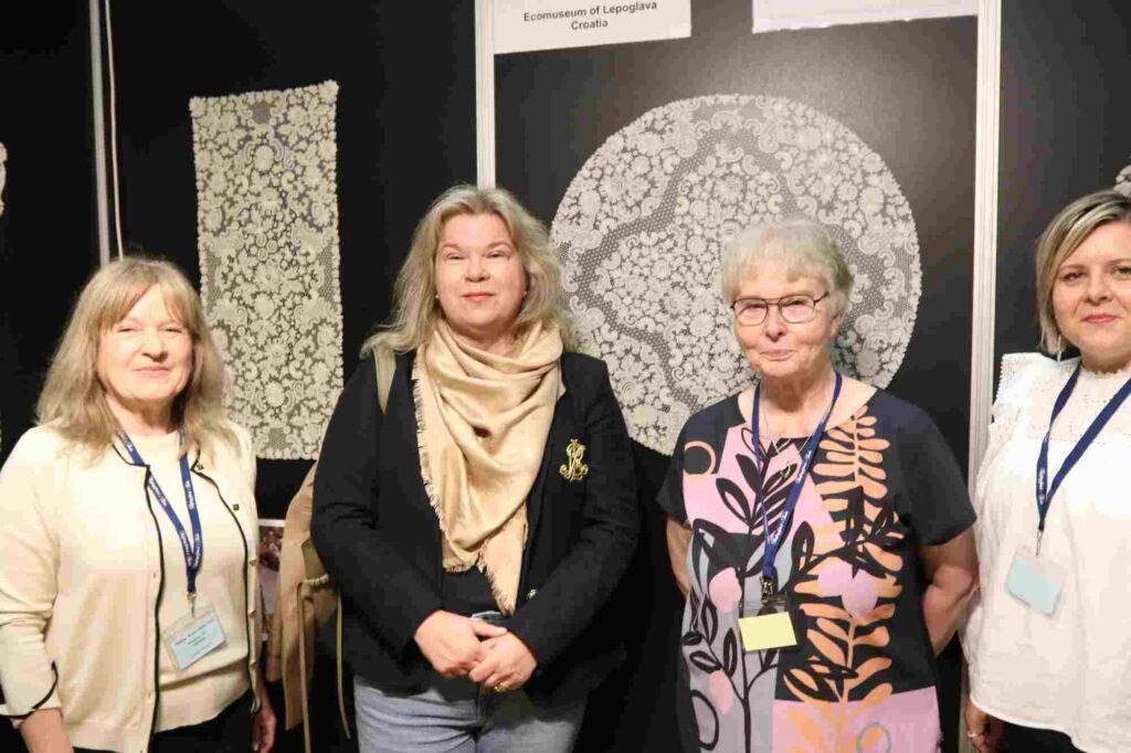 Kroatiens ambassdør, Tine Krce sammen med formanden for Kniplings Festival Tønder og to af medarbejderne på Kroatiens stand i Tønderhallen. Fotos: Erik Egvad Petersen - www.sydnyt.dk